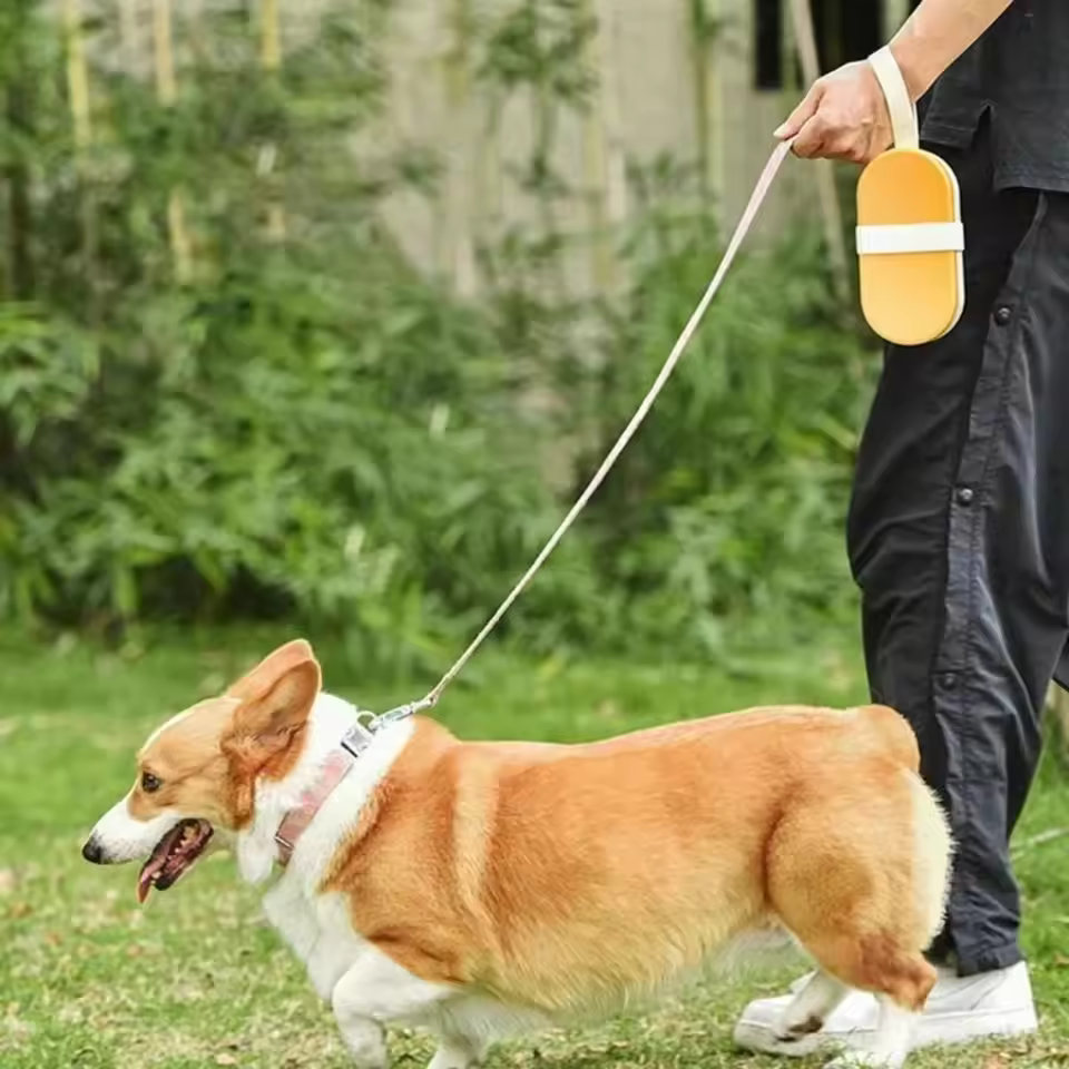 Furbo | Tragbare 2-in-1 Flasche für Haustiere mit Futter- & Wasserspender