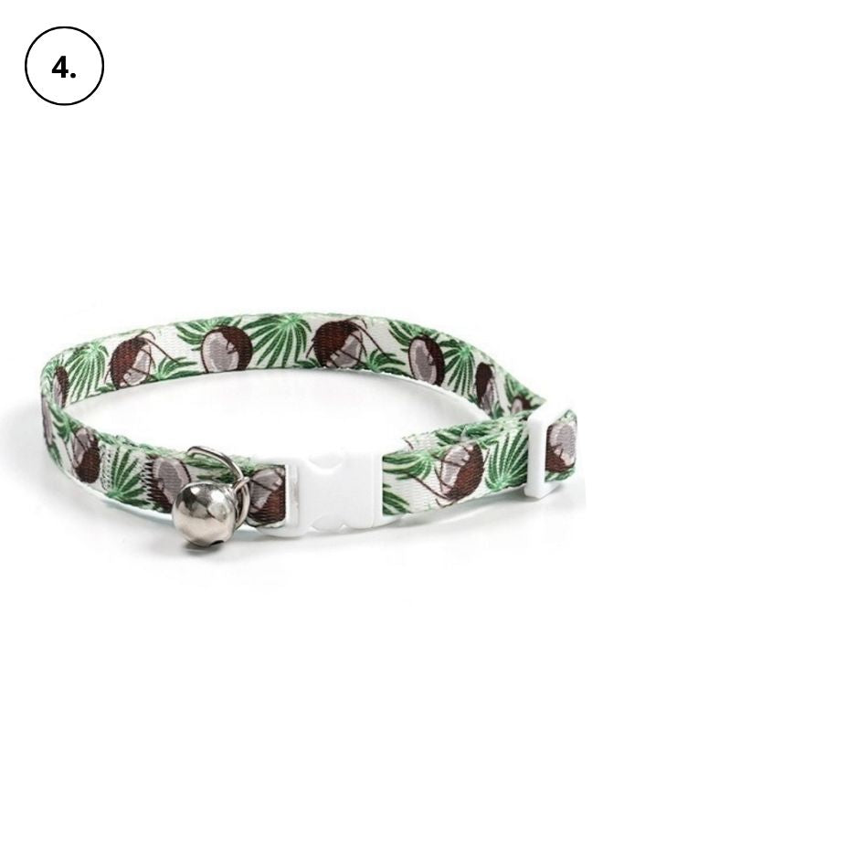 kattenhalsband kit kat met vibrante halsband op witte vloer