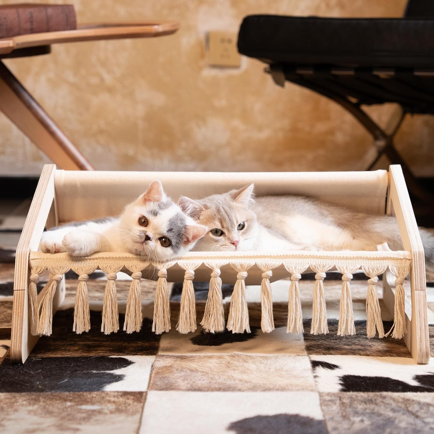 MiraMiau | Erhöhtes Katzen-Liegebett mit Holzrahmen im Boho-Stil