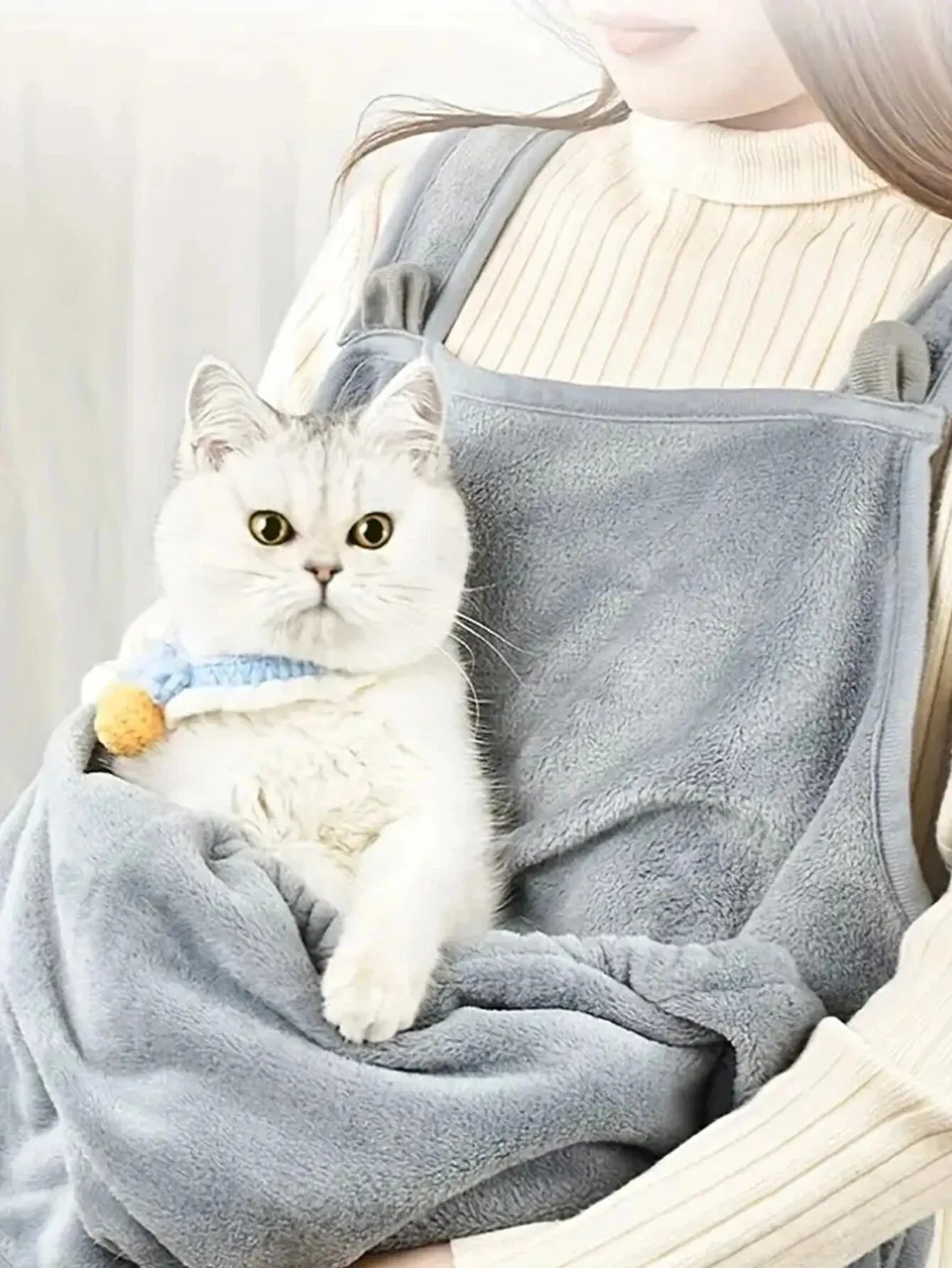 SnugCarry | Flauschige Katzen-Trageschürze mit Tasche