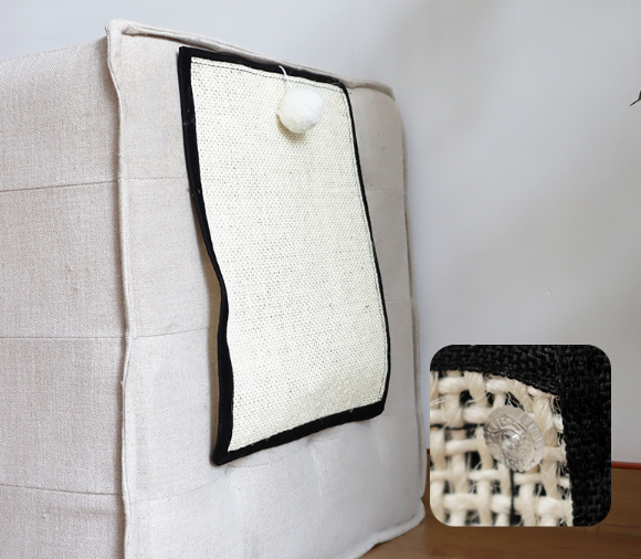 Miaufix | Kratzmatte für Katzen mit Möbelschutz und Spielball