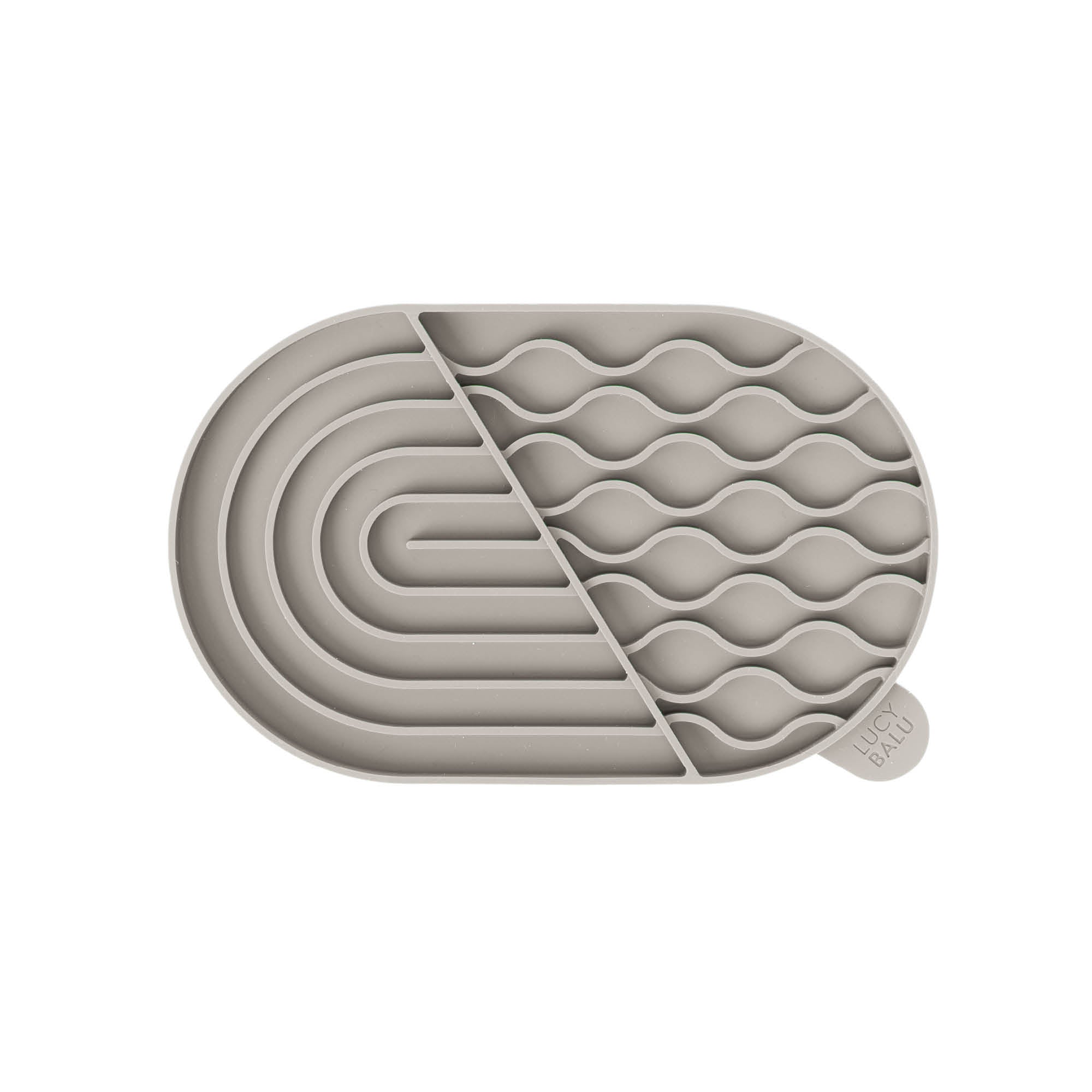 Katze leckt auf der Schleckmatte